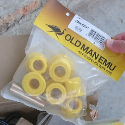 Втулки рессорные Old Man Emu (OME) NP300 2008-2014 под штатные серьги (OMESB91)